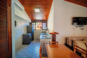 Family Studio Suite | Private kitchen | Mini-fridge