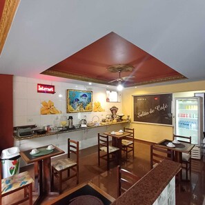 Daily buffet breakfast (BRL 25.00 per person)