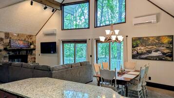 Télévision, cheminée, livres