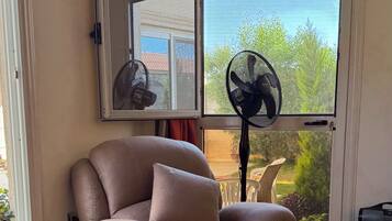 Een smart-tv, een open haard, een dvd-speler en boeken