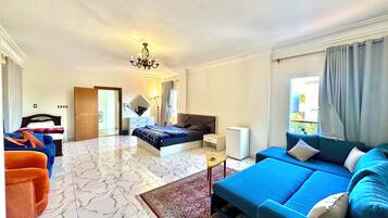 Smart-TV, peis, DVD-spiller og bøker