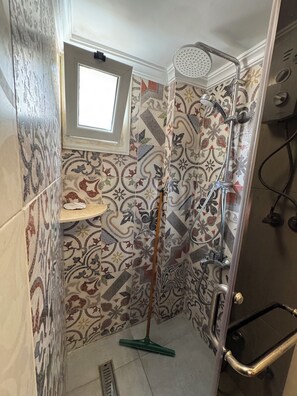 Haartrockner, Handtücher, Seife, Toilettenpapier