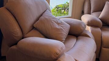 Smart-tv, eldstad, dvd-spelare och böcker