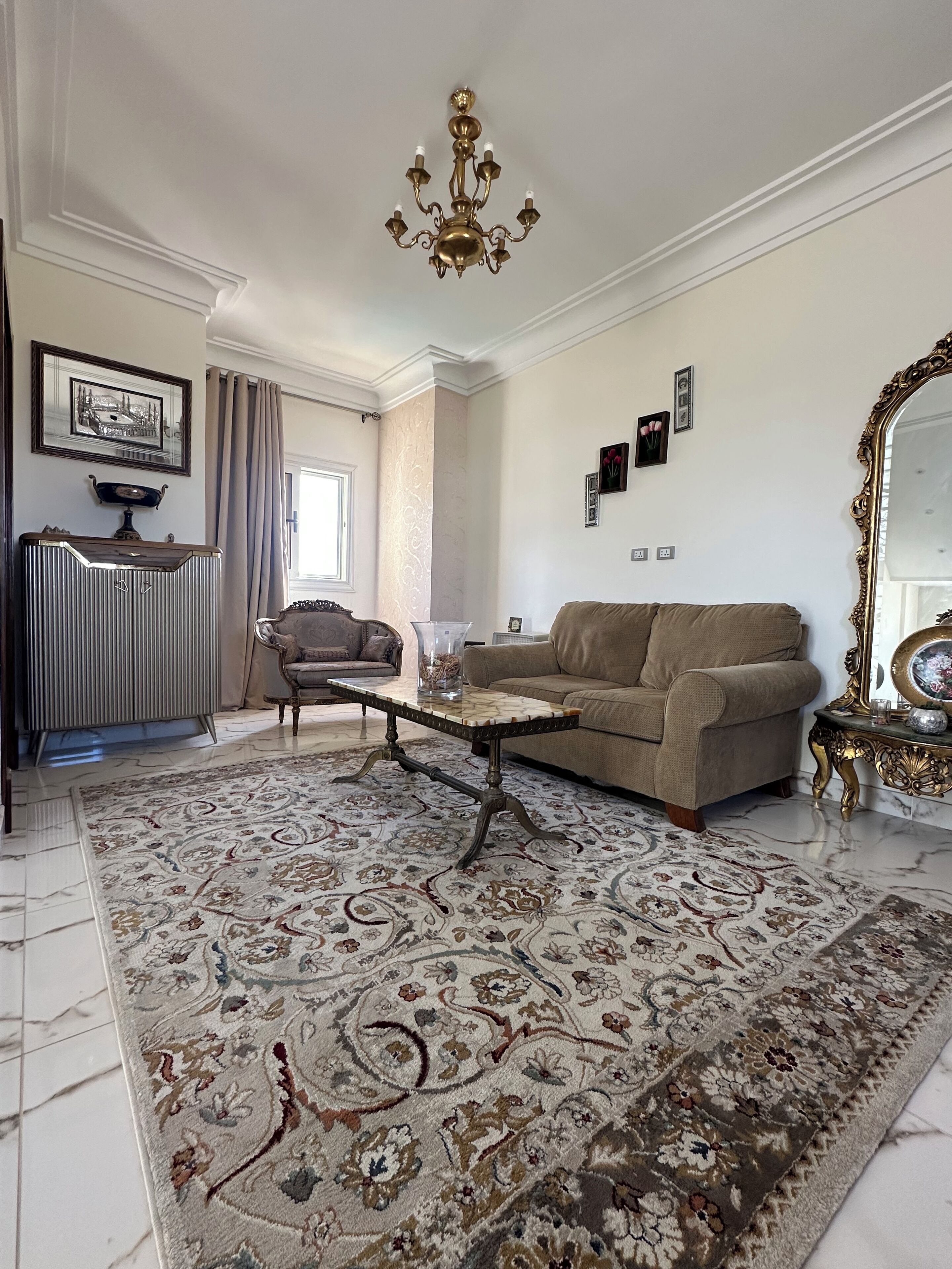 Smart-TV, peis, DVD-spiller og bøker