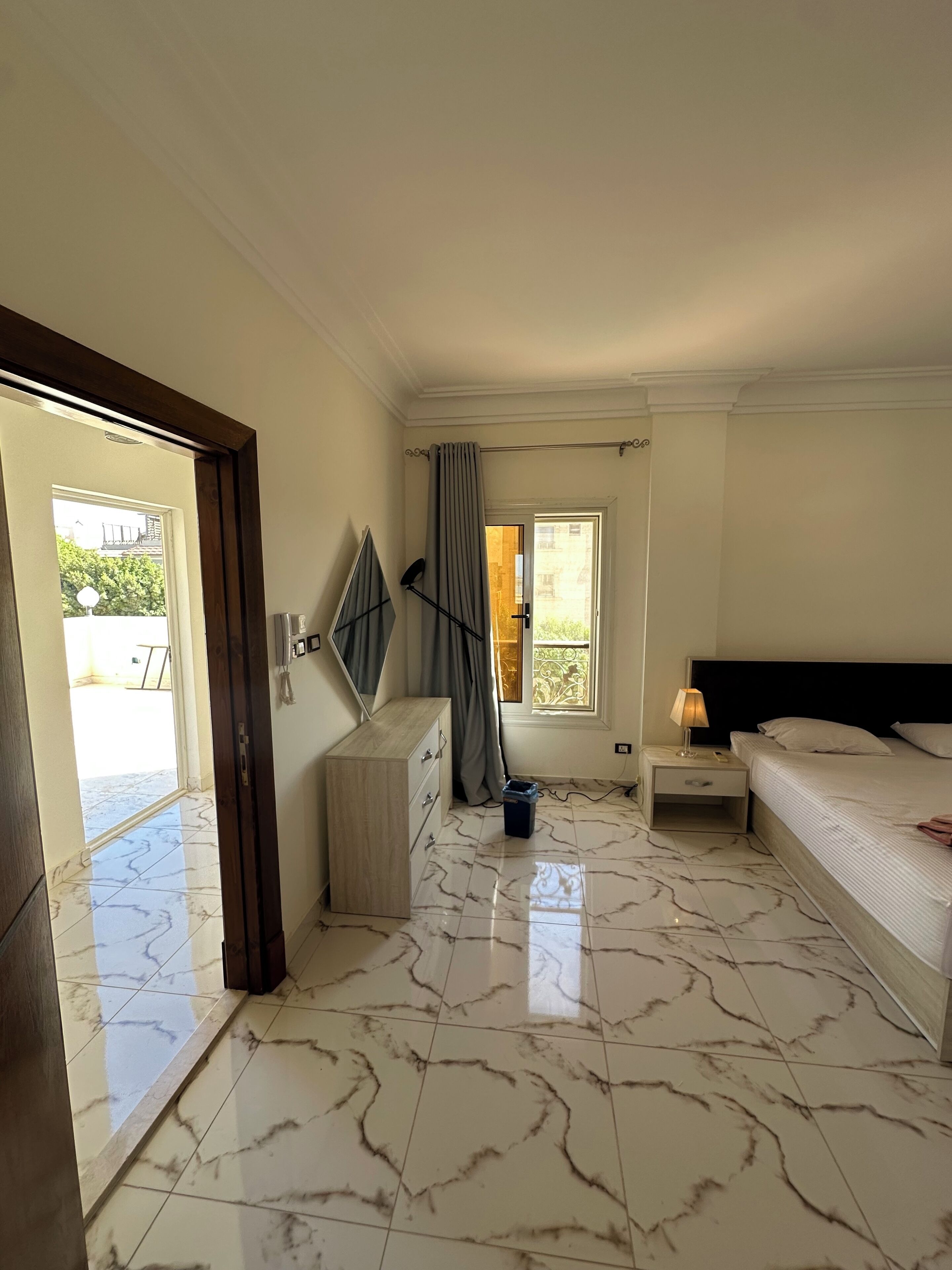 2 chambres, coffres-forts dans les chambres, fer et planche à repasser