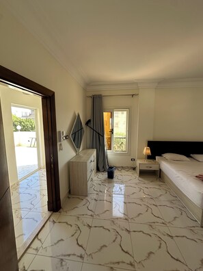 2 dormitorios, caja fuerte, tabla de planchar con plancha y ropa de cama