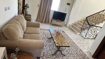 Smart-TV, peis, DVD-spiller og bøker