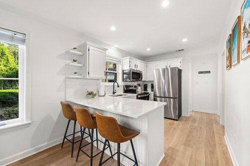 Fully renovated! Great rates on a charming 2/2 steps from the beach!