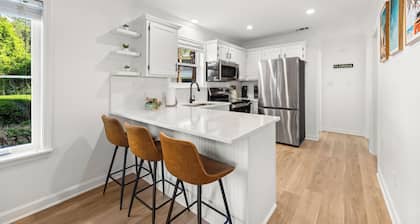 Fully renovated! Great rates on a charming 2/2 steps from the beach!