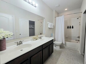 Secadora de cabello, toallas, jabón, papel de baño 