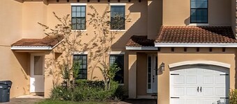 3-bedroom townhome in tranquil Poinciana with fitness room, AC