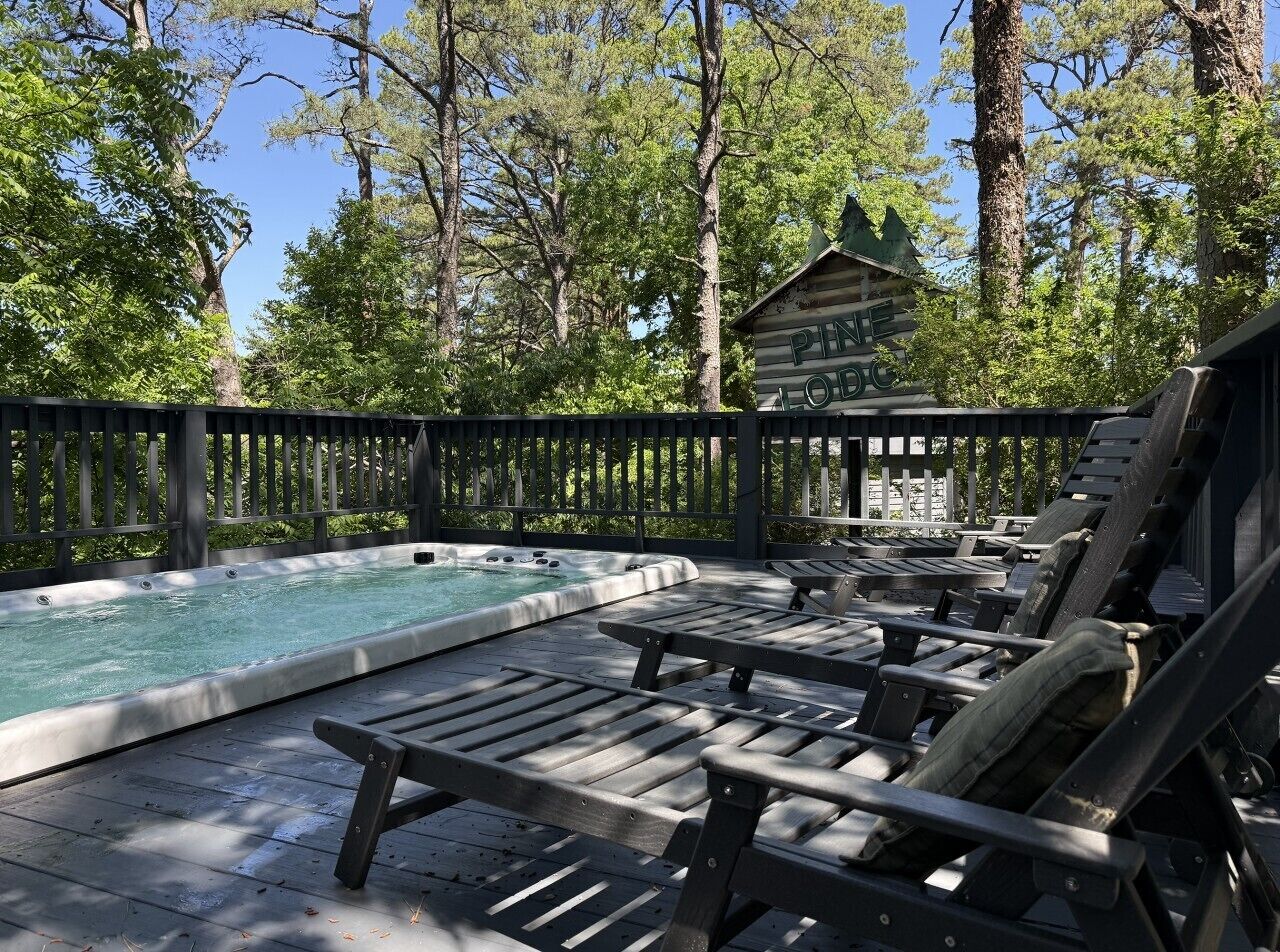 Ein Whirlpoolbereich mit Liegestühlen und einer Holzterrasse.