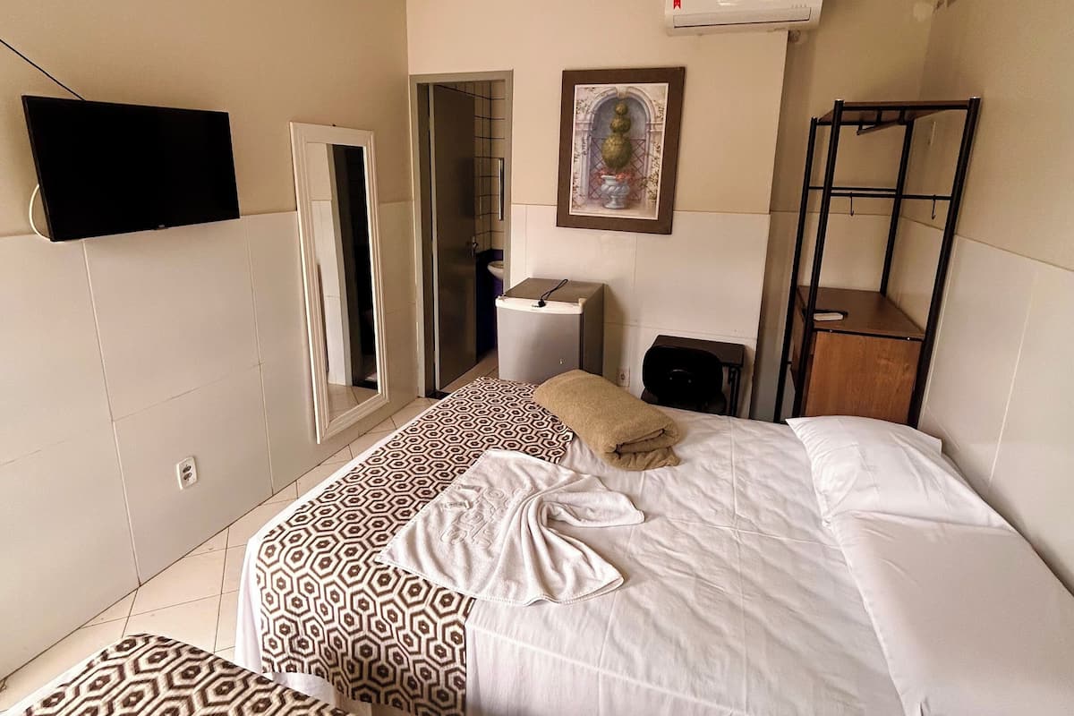 Quarto duplo clássico, vista para a piscina | Escrivaninha, ferros/tábuas de passar roupa, Wi-Fi de cortesia