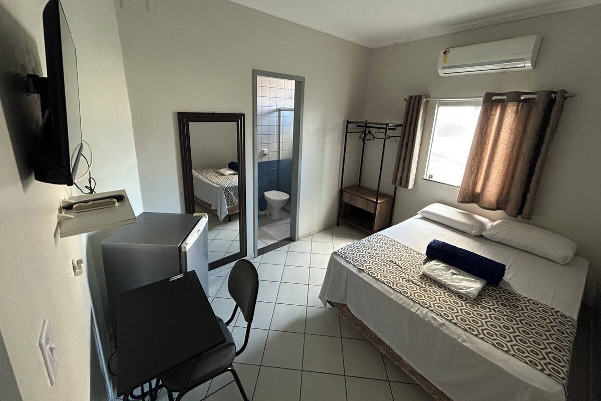 Quarto casal conforto | Escrivaninha, ferros/tábuas de passar roupa, Wi-Fi de cortesia