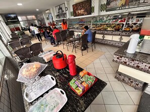 Café da manhã com buffet grátis todos os dias