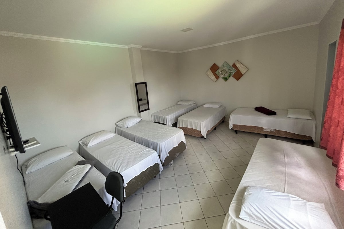 Quarto família | Escrivaninha, ferros/tábuas de passar roupa, Wi-Fi de cortesia