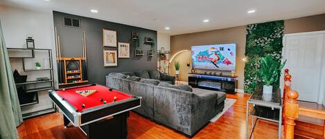 Smart TV, chimenea y tenis de mesa