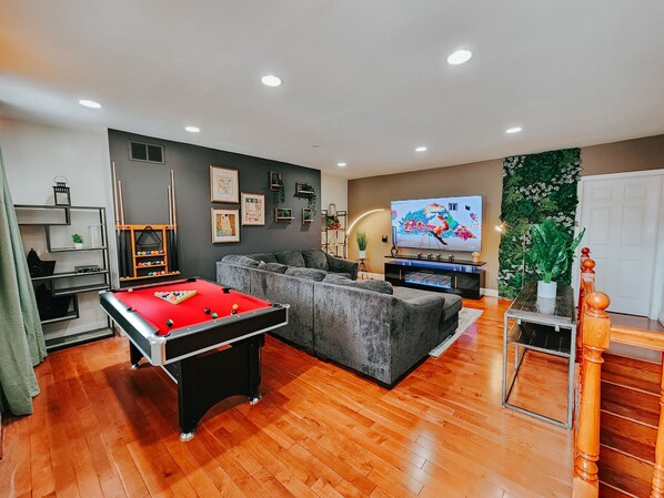 TV connectée, cheminée, table de tennis de table