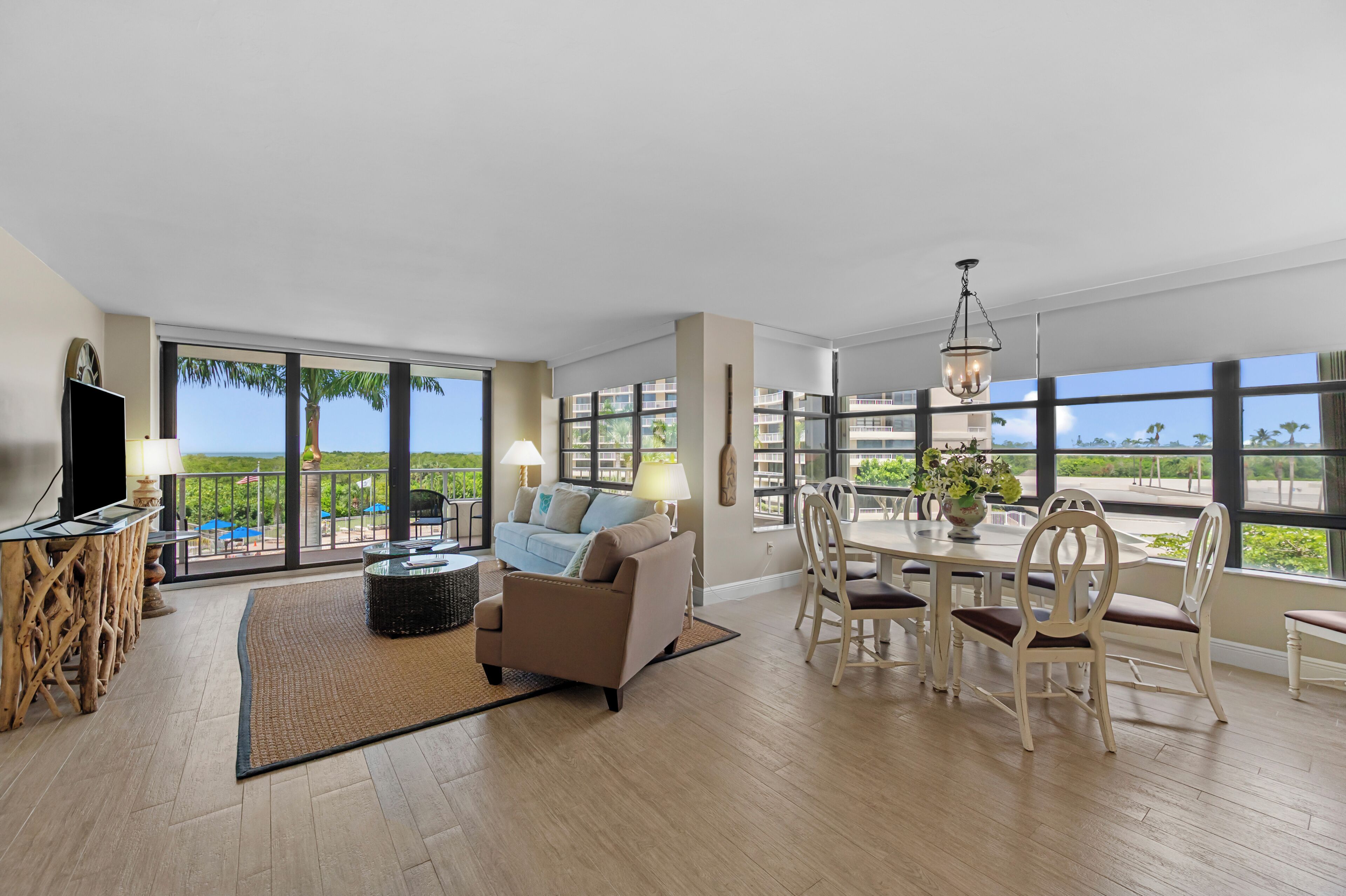 Téléviseur connecté, lecteur de DVD, bureau