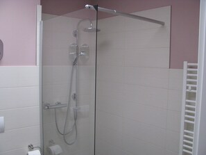 Shower, hair dryer, towels, soap - New apartment in a modern residential area and only 10 minutes to the market (Greifswald)