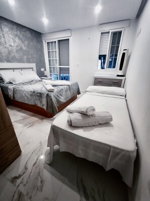 Twin Room - Airbhouse Prívate Rooms & Triana (Seville)