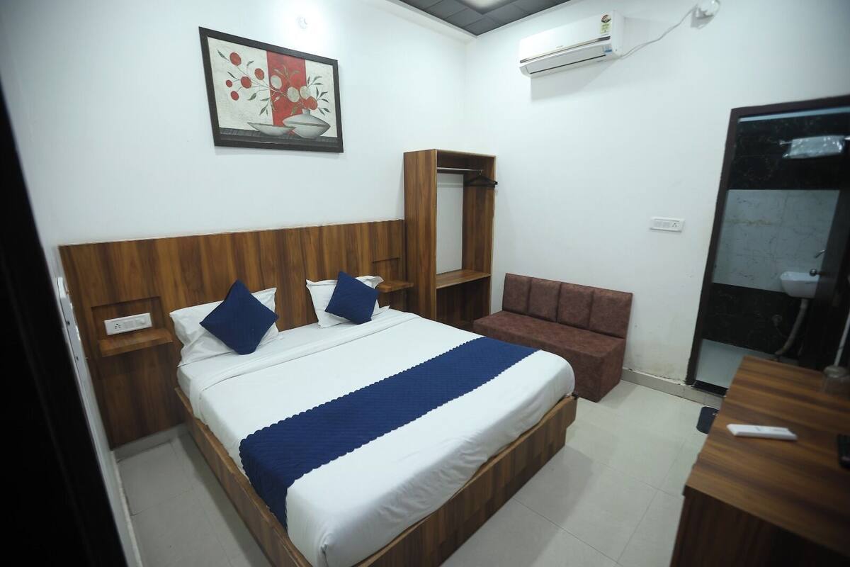 Deluxe Room | Desk, free WiFi