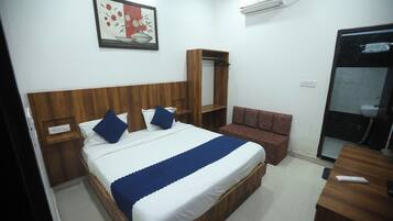 Deluxe Room | Desk, free WiFi