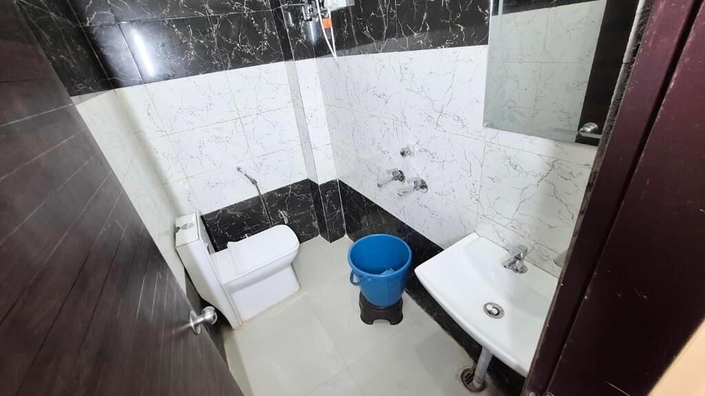 Deluxe-Zimmer | Badezimmer | Dusche, Handtücher, Seife, Shampoo