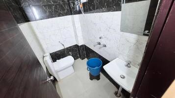 Deluxe Room | Bathroom | Shower, towels, soap, shampoo