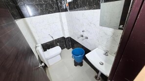 Deluxe Room | Bathroom | Shower, towels, soap, shampoo