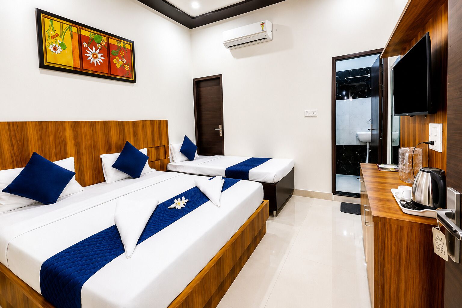 Triple Bedroom | Desk, WiFi (free)