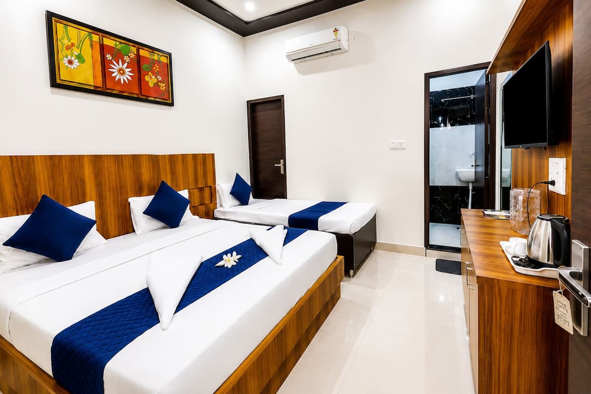 Triple Bedroom | Desk, free WiFi