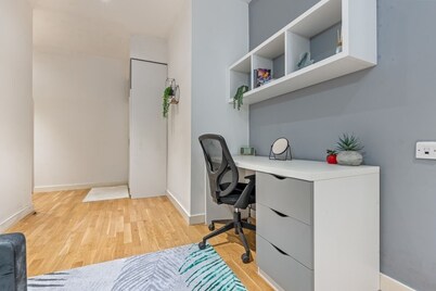 Luxury in Leeds - Sleeps 9 - Pool & Tennis Tables