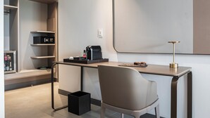 Una habitación moderna y minimalista con escritorio, silla y estanterías.