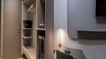 Une salle de bain moderne avec une douche à l’italienne, un meuble-lavabo avec un miroir et un porte-serviettes.