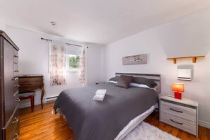 5 bedrooms, iron/ironing board, WiFi, bed sheets