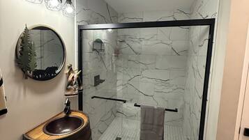 SĂšche-cheveux, serviettes fournies, savon, papier toilette