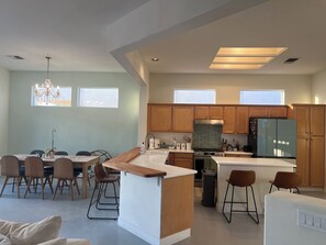 Private kitchen - !!STUNNING newly remodeled 2000 sqft, 4 bedroom 3 baths house!! (Palm Desert)