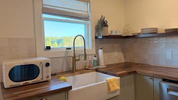 Geladeira, micro-ondas, fogão, cooktop