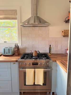 Een magnetron, een oven, een kookplaat, een vaatwasser