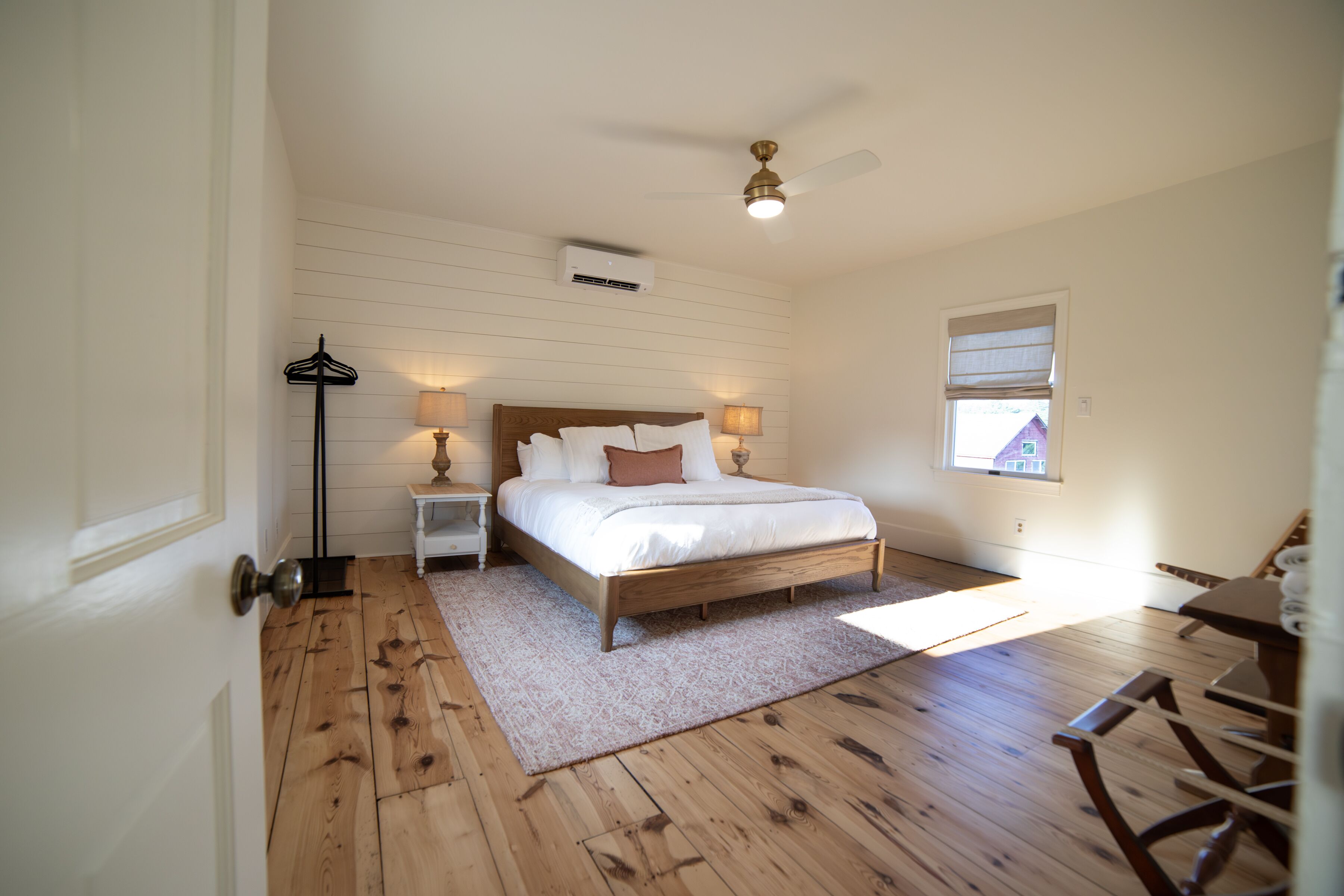 3 bedrooms, desk, WiFi (free), bed sheets