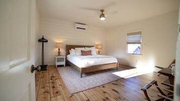 3 bedrooms, desk, WiFi (free), bed sheets