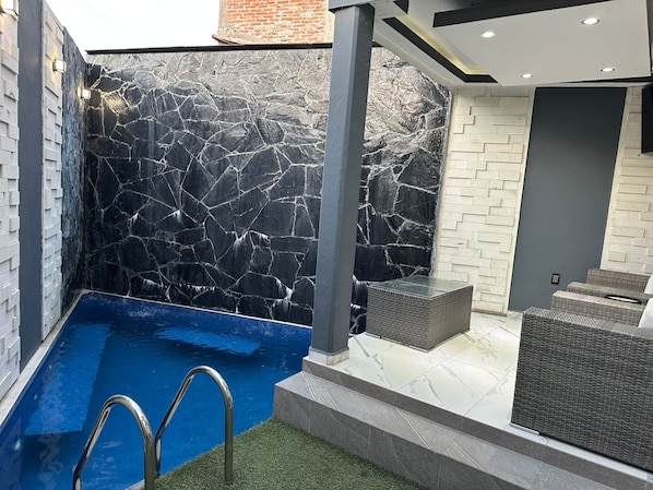 Außenpool, geöffnet von 08:00 Uhr bis 20:00 Uhr, Sonnenschirme