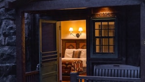 Une chambre confortable avec un lit, une table de chevet et une fenêtre donnant sur un beau paysage.
