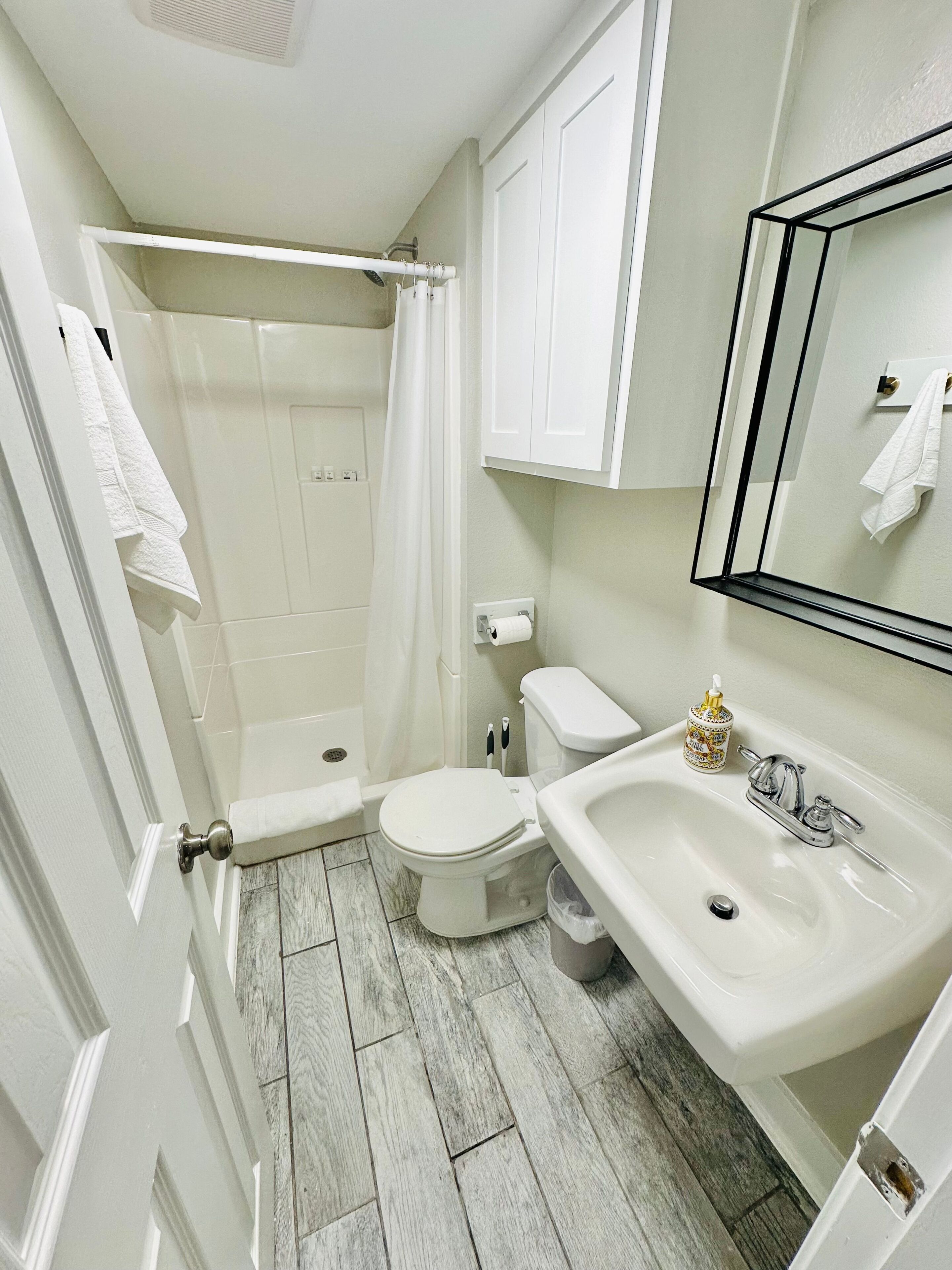 Serviettes fournies, savon, shampooing, papier de toilette