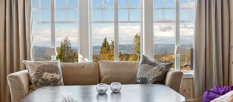 Spacious Family Cabin with Jacuzzi