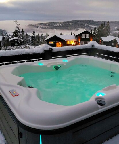 Spacious Family Cabin with Jacuzzi