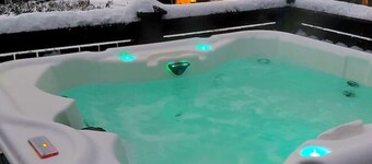 Spacious Family Cabin with Jacuzzi