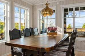 Unclassified image, 4 of 27, button