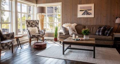 Mountain Cabin in Valdres with Fireplace | Classic and Cozy Style